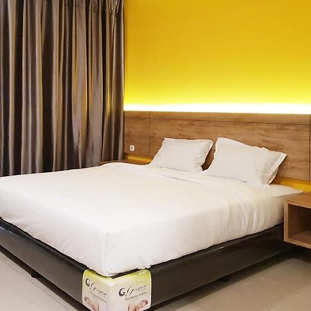 Oyo 90015 Platinum Guest House メダン エクステリア 写真