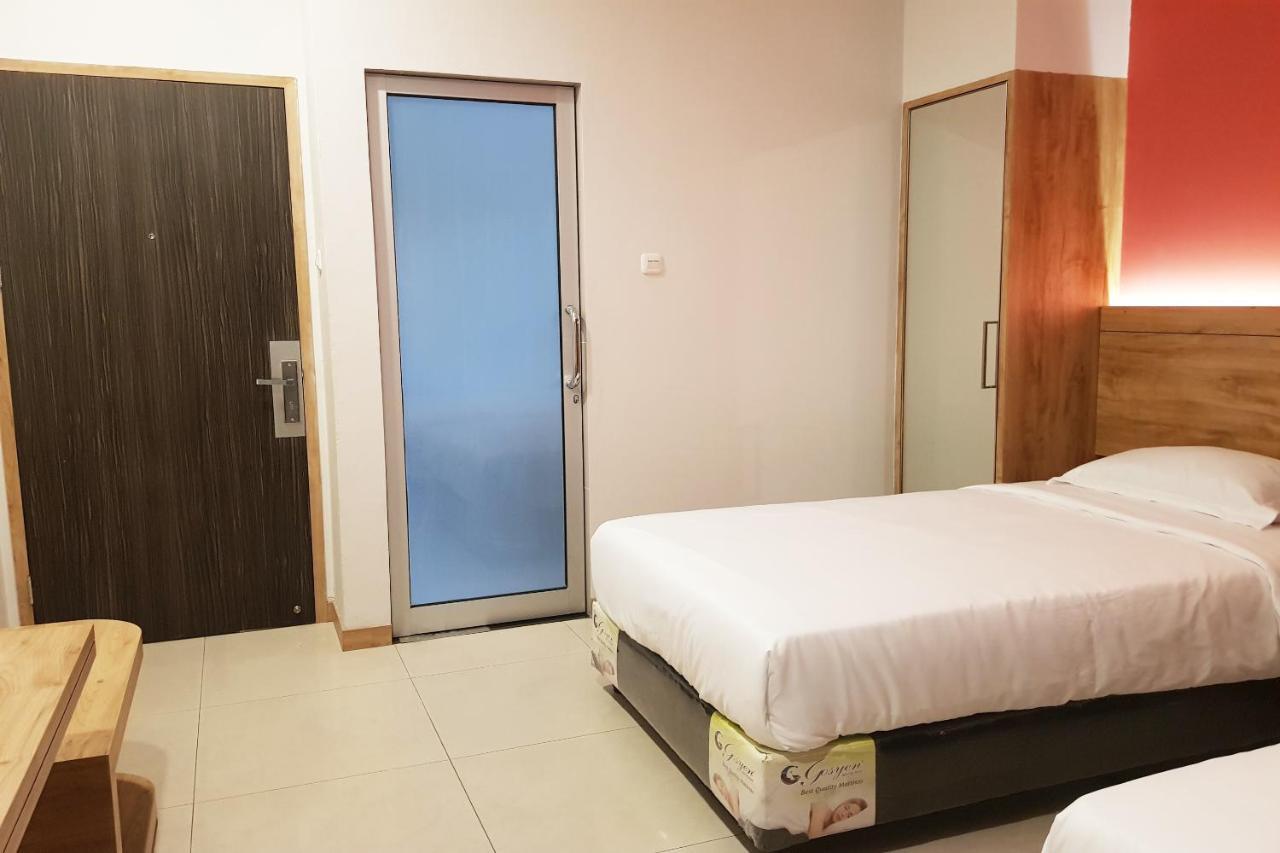 Oyo 90015 Platinum Guest House メダン エクステリア 写真