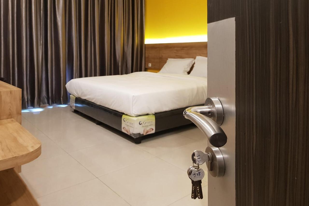 Oyo 90015 Platinum Guest House メダン エクステリア 写真