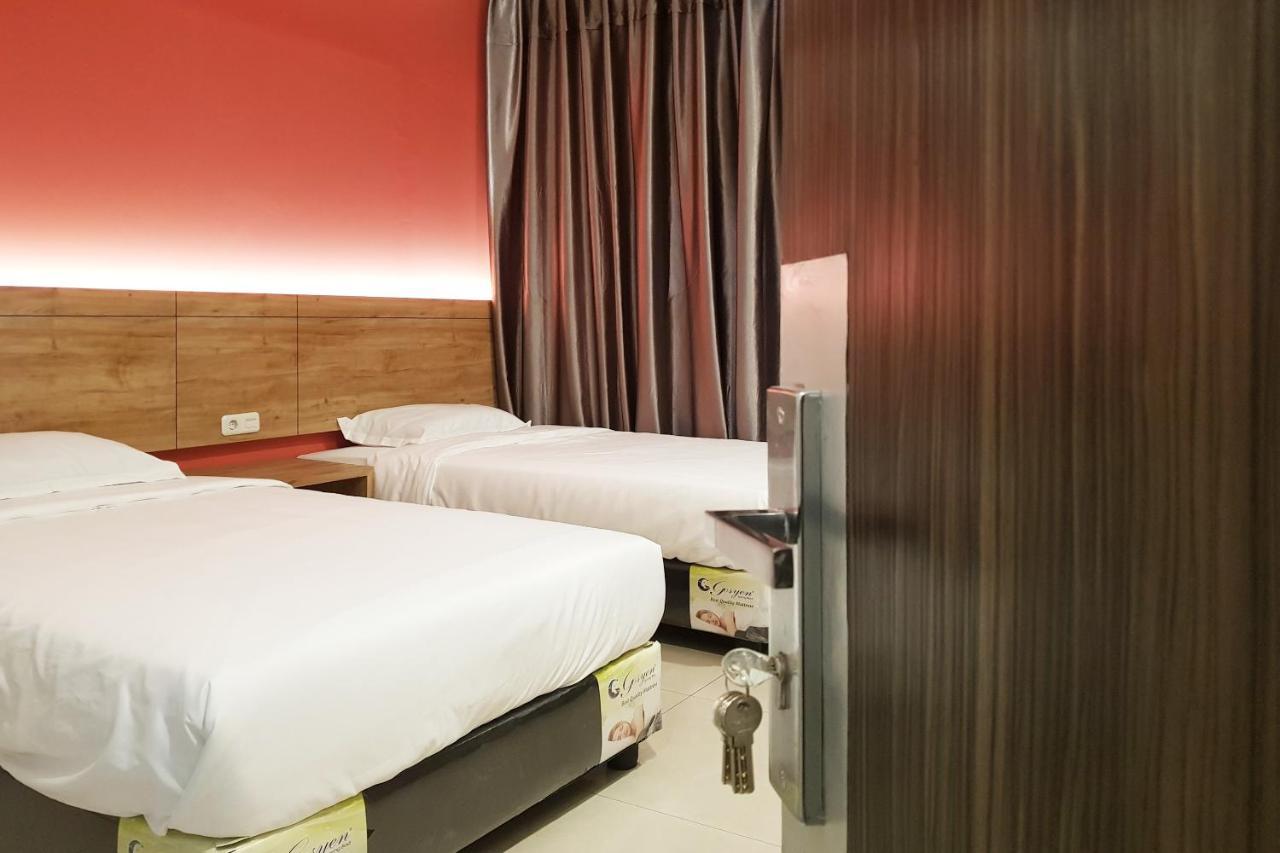 Oyo 90015 Platinum Guest House メダン エクステリア 写真