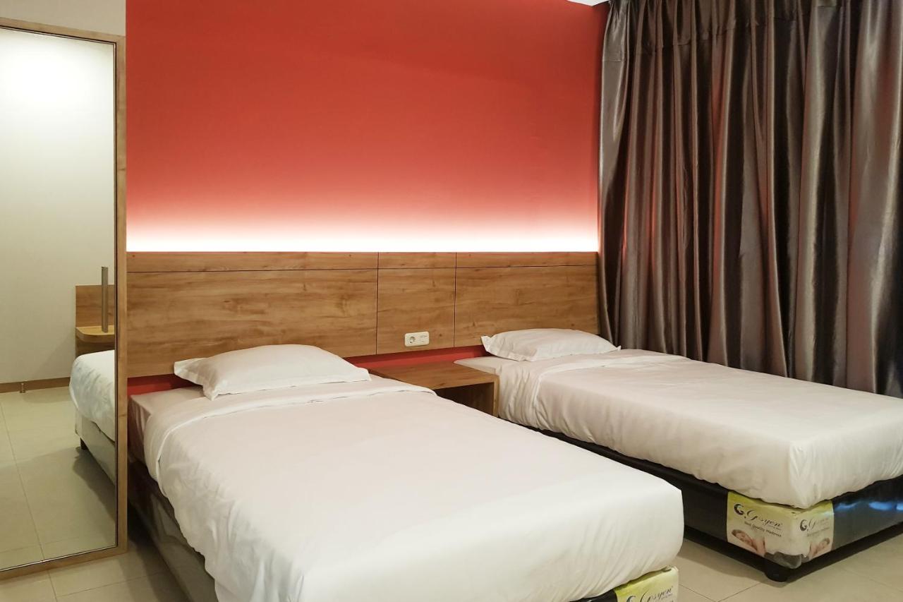Oyo 90015 Platinum Guest House メダン エクステリア 写真