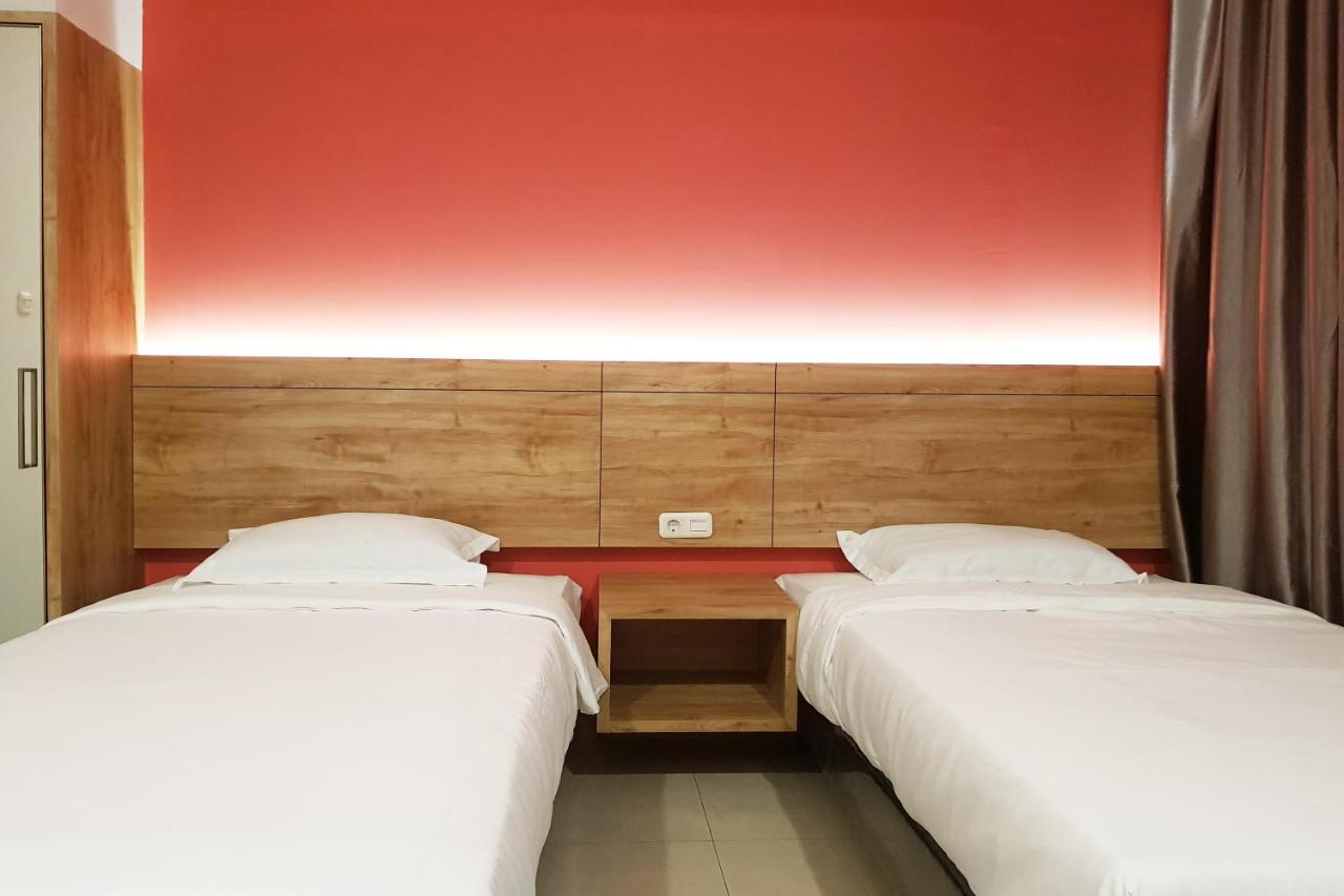 Oyo 90015 Platinum Guest House メダン エクステリア 写真