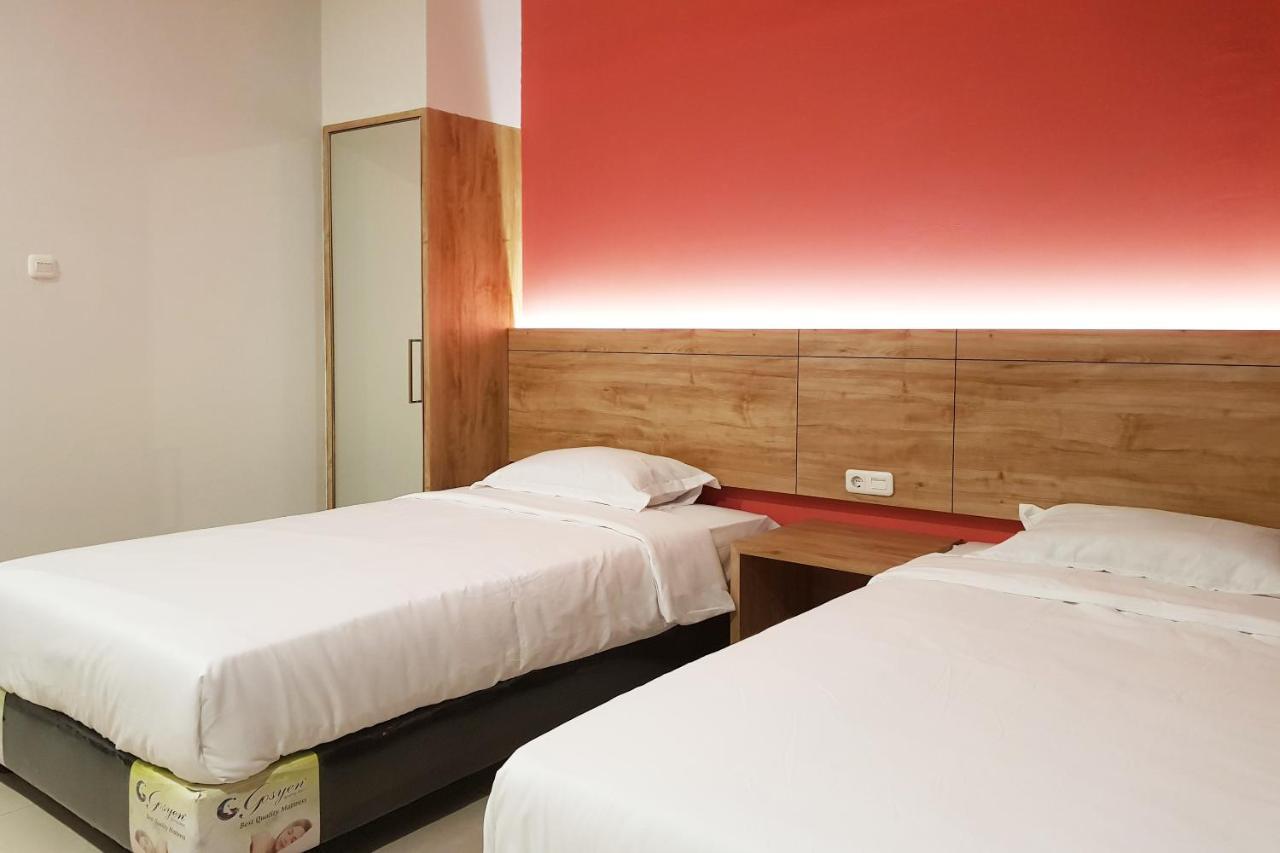 Oyo 90015 Platinum Guest House メダン エクステリア 写真